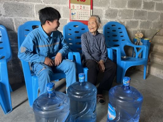 凌云通鴻為廠(chǎng)區(qū)周邊高齡老人送去飲用水_副本 凌云通鴻為廠(chǎng)區(qū)周邊高齡老人送去飲用水_副本